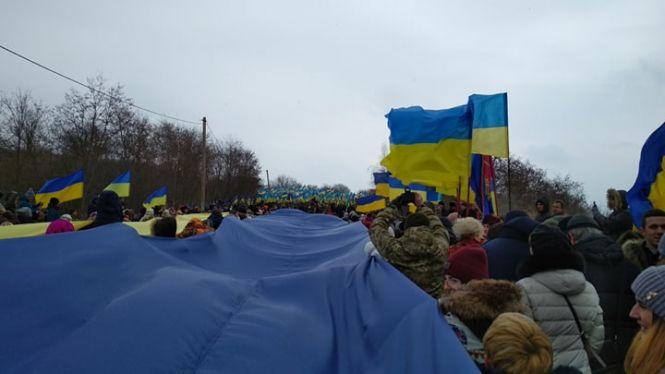 Новини Тернополя - фото з Береги Збруча з'єднали велетенським прапором Береги Збруча з'єднали велетенським прапором, фото №4 на сайті 20minut.ua