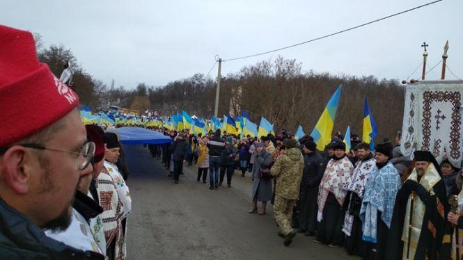 Новини Тернополя - фото з Береги Збруча з'єднали велетенським прапором Береги Збруча з'єднали велетенським прапором, фото №3 на сайті 20minut.ua