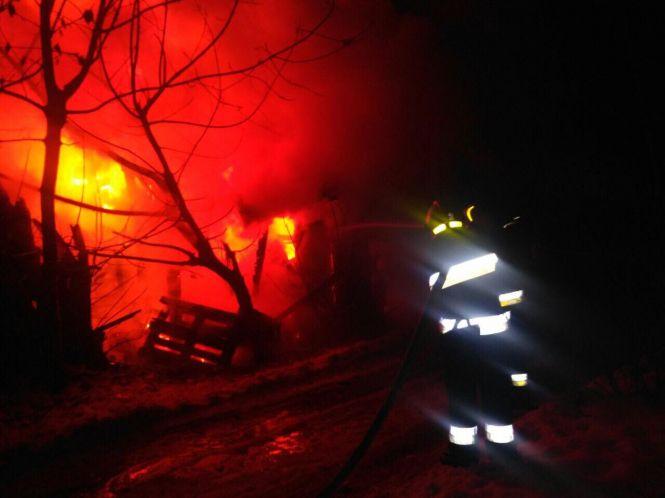 Масштабна пожежа на Стрілецькій: 16 рятувальників гасили шість сараїв, фото №1 на сайті 20minut.ua