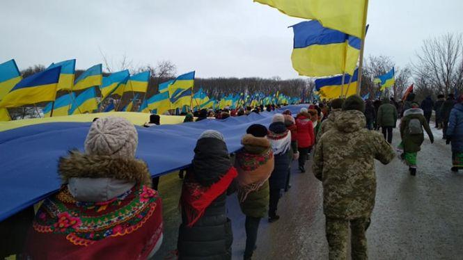 Новини Тернополя - фото з Береги Збруча з'єднали велетенським прапором Береги Збруча з'єднали велетенським прапором, фото №2 на сайті 20minut.ua