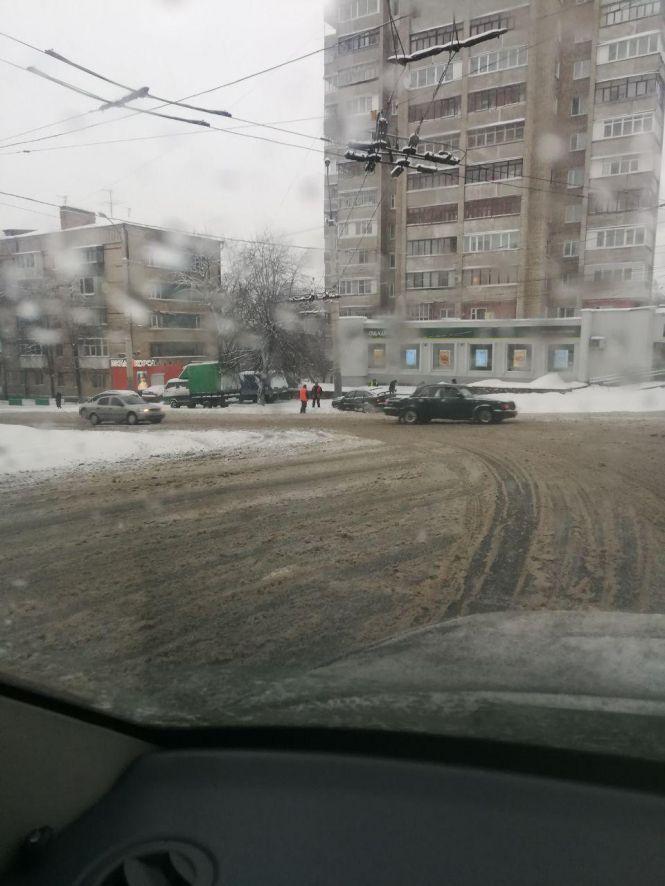 ДТП та затори: снігопад спровокував транспортний колапс у Вінниці, фото №8 на сайті 20minut.ua