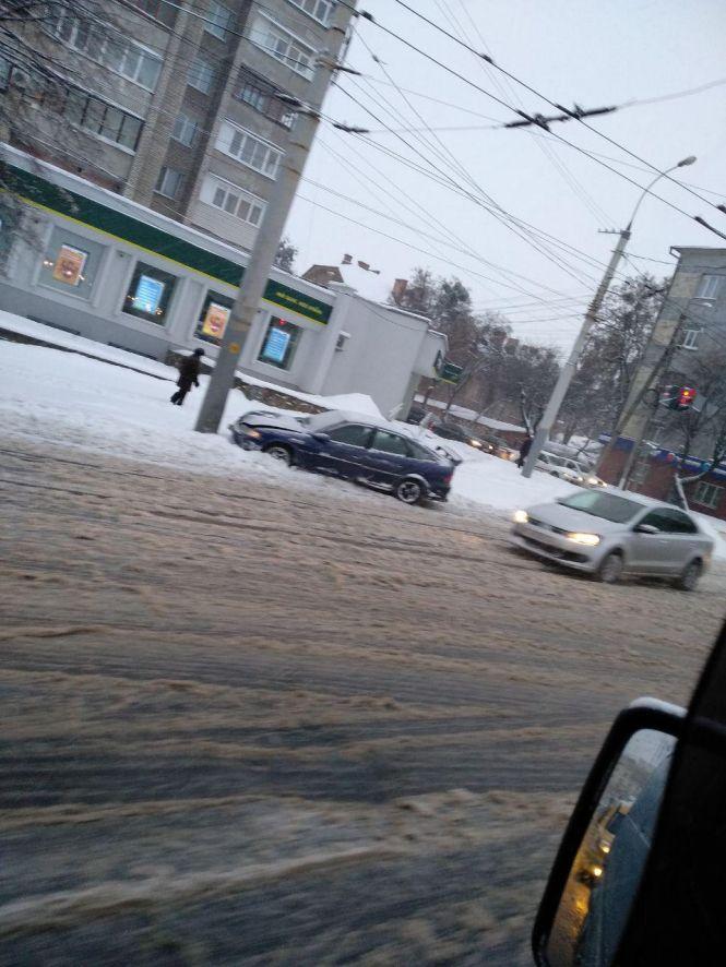 ДТП та затори: снігопад спровокував транспортний колапс у Вінниці, фото №10 на сайті 20minut.ua