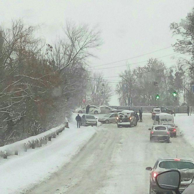 ДТП та затори: снігопад спровокував транспортний колапс у Вінниці, фото №4 на сайті 20minut.ua