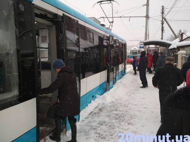 ДТП та затори: снігопад спровокував транспортний колапс у Вінниці, фото №2 на сайті 20minut.ua