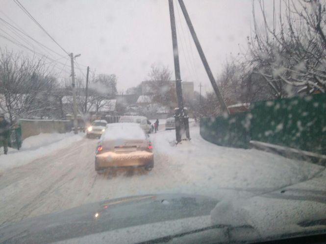 ДТП та затори: снігопад спровокував транспортний колапс у Вінниці, фото №11 на сайті 20minut.ua