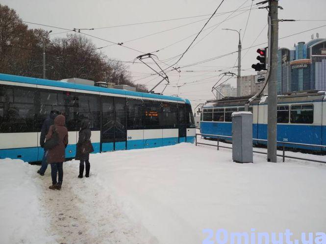 ДТП та затори: снігопад спровокував транспортний колапс у Вінниці, фото №3 на сайті 20minut.ua