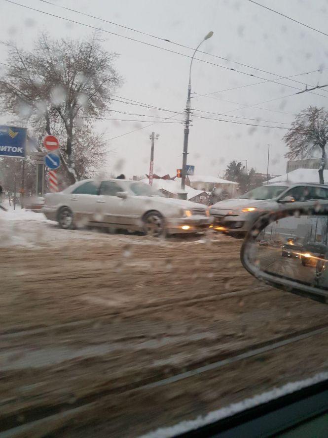 ДТП та затори: снігопад спровокував транспортний колапс у Вінниці, фото №9 на сайті 20minut.ua