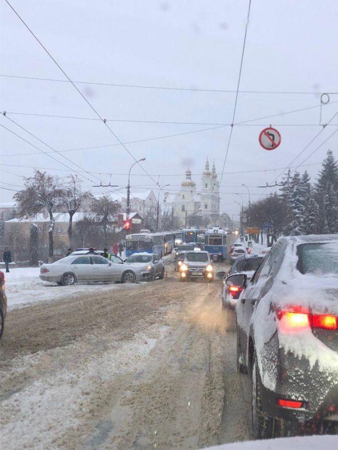 ДТП та затори: снігопад спровокував транспортний колапс у Вінниці, фото №7 на сайті 20minut.ua