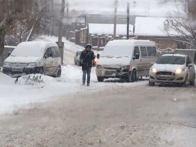 ДТП та затори: снігопад спровокував транспортний колапс у Вінниці, фото №5 на сайті 20minut.ua