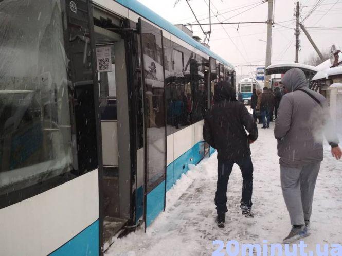 ДТП та затори: снігопад спровокував транспортний колапс у Вінниці, фото №1 на сайті 20minut.ua