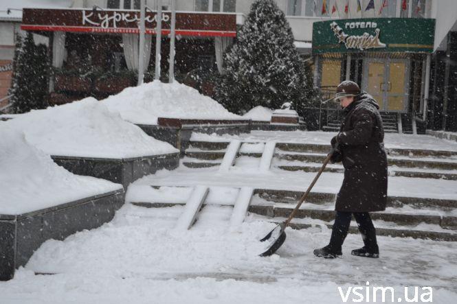 Новини Хмельницького - фото з Хмельничани взялися за лопати. Як місто прибирають від снігу Хмельничани взялися за лопати. Як місто прибирають від снігу, фото №1 на сайті vsim.ua