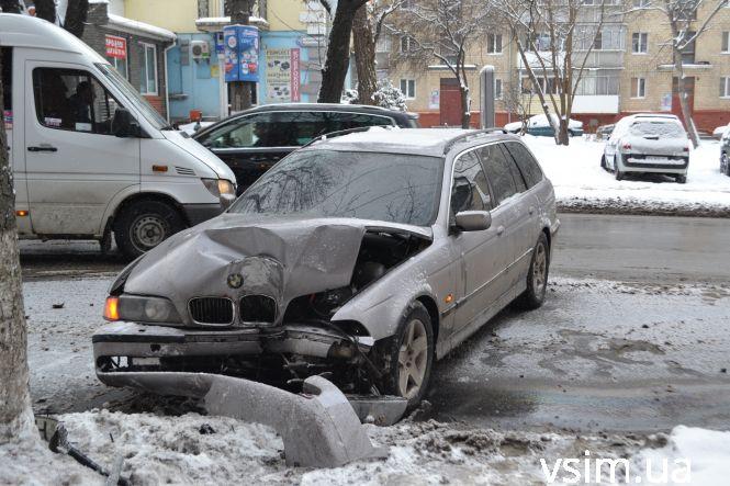 «BMW» на «євробляхах» в'їхав у дерево на Кам'янецькій (ФОТО), фото №3 на сайті vsim.ua