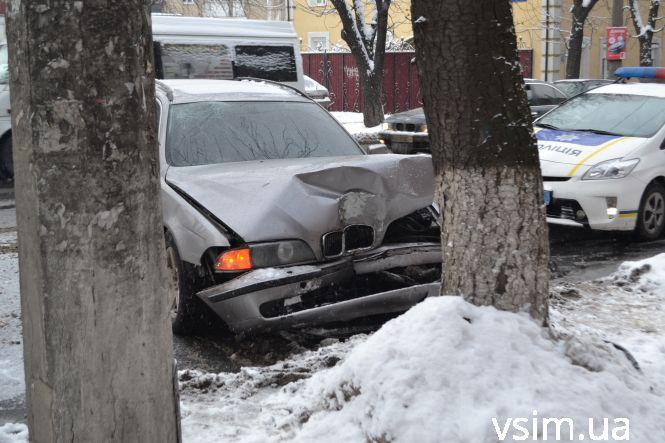 «BMW» на «євробляхах» в'їхав у дерево на Кам'янецькій (ФОТО), фото №2 на сайті vsim.ua