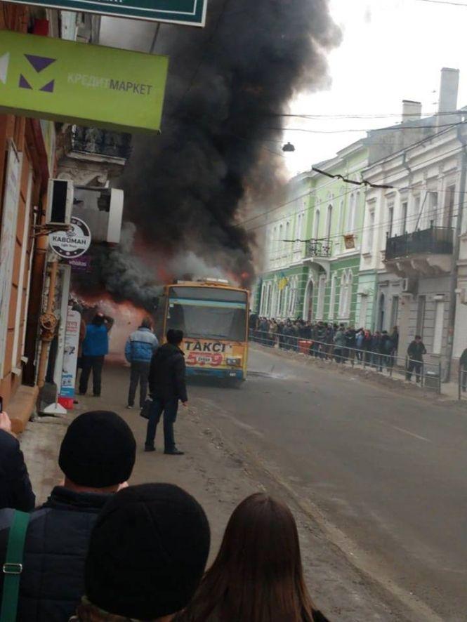 На Руській загорівся тролейбус (оновлено), фото №1 на сайті 20minut.ua