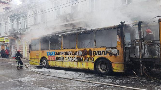 На Руській загорівся тролейбус (оновлено), фото №3 на сайті 20minut.ua