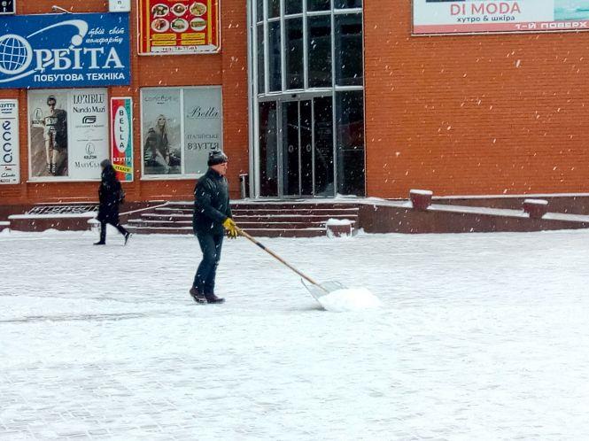 Новини Хмельницького - фото з Хмельничани взялися за лопати. Як місто прибирають від снігу Хмельничани взялися за лопати. Як місто прибирають від снігу, фото №2 на сайті vsim.ua