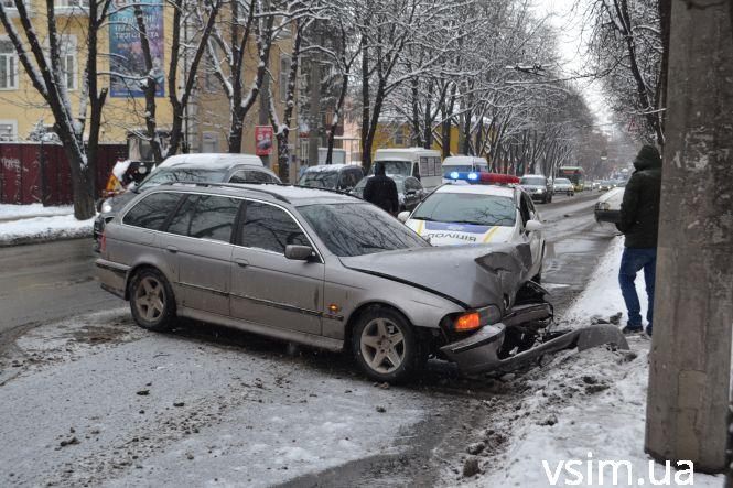 «BMW» на «євробляхах» в'їхав у дерево на Кам'янецькій (ФОТО), фото №1 на сайті vsim.ua