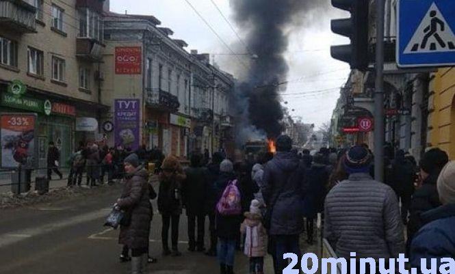 На Руській загорівся тролейбус (оновлено), фото №2 на сайті 20minut.ua