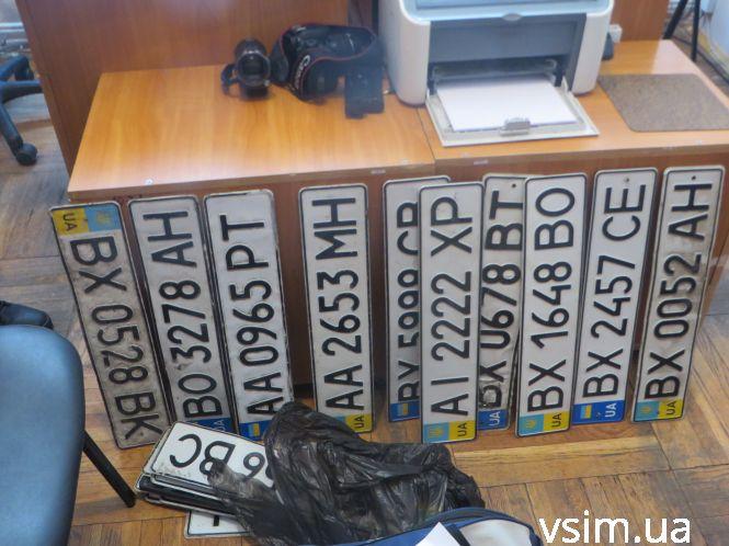 Новини Хмельницького - фото з Хмельницькі патрульні шукають власників номерних знаків і жіночих сумочок Хмельницькі патрульні шукають власників номерних знаків і жіночих сумочок, фото №3 на сайті vsim.ua