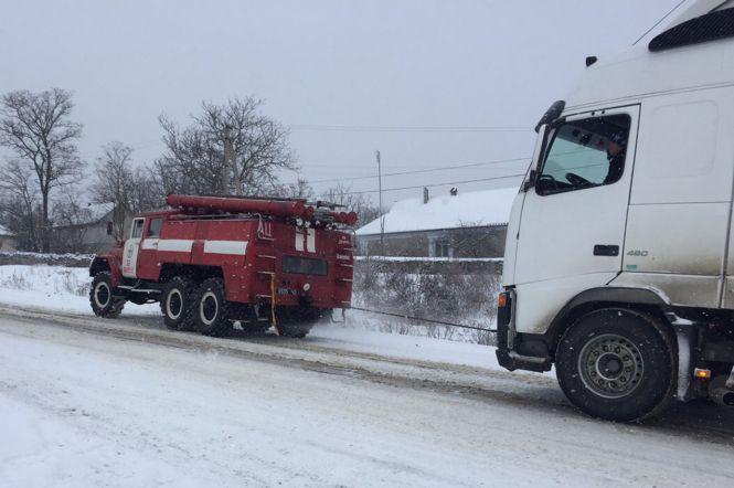 Замети на дорозі: на Хмельниччині три автомобілі потрапили у снігову пастку, фото №1 на сайті vsim.ua