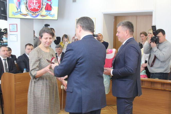 Новини Вінниці - фото з «Ці чотири жінки разом мають 23 дитини»: відзначили вінничанок-матерів «Ці чотири жінки разом мають 23 дитини»: відзначили вінничанок-матерів, фото №1 на сайті 20minut.ua