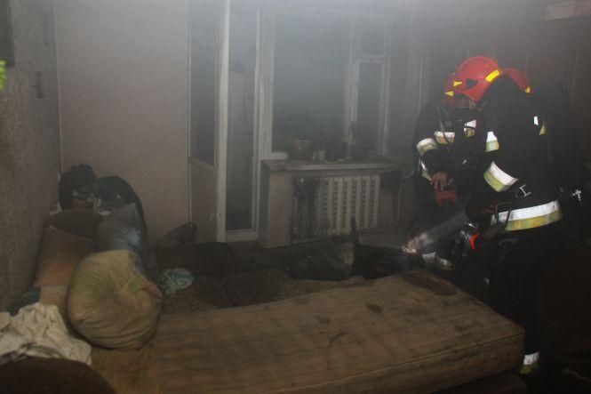 Новини Вінниці - фото з На Вишеньці у квартирі загорілася ялинка. Гасили три пожежні машини На Вишеньці у квартирі загорілася ялинка. Гасили три пожежні машини, фото №1 на сайті 20minut.ua