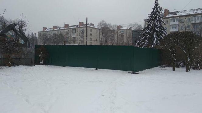 Новини Тернополя - фото з Обіцяли не чіпати сквер на Миру. Вже обгородили його частину і підрили дерева Обіцяли не чіпати сквер на Миру. Вже обгородили його частину і підрили дерева, фото №1 на сайті 20minut.ua