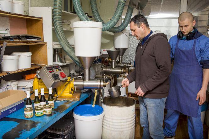 Новини Вінниці - фото з З інженера у еко-бізнесмена. Як вінничанин робить олію з кокосу, малини та коноплі З інженера у еко-бізнесмена. Як вінничанин робить олію з кокосу, малини та коноплі, фото №8 на сайті 20minut.ua