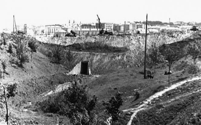 Новини Тернополя - фото з Обіцяли не чіпати сквер на Миру. Вже обгородили його частину і підрили дерева Обіцяли не чіпати сквер на Миру. Вже обгородили його частину і підрили дерева, фото №2 на сайті 20minut.ua