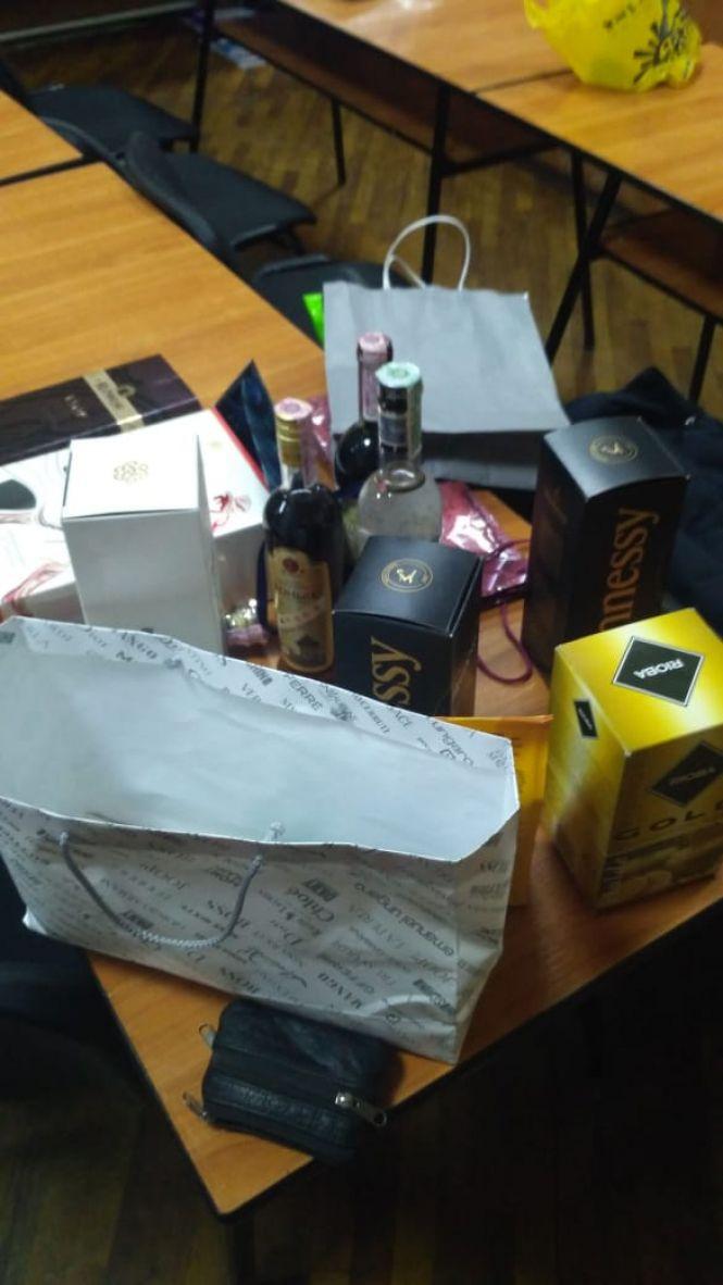 Новини Вінниці - фото з Викладача-хабарника взяли під варту. Він може вийти заплативши 153 тисячі Викладача-хабарника взяли під варту. Він може вийти заплативши 153 тисячі, фото №4 на сайті 20minut.ua