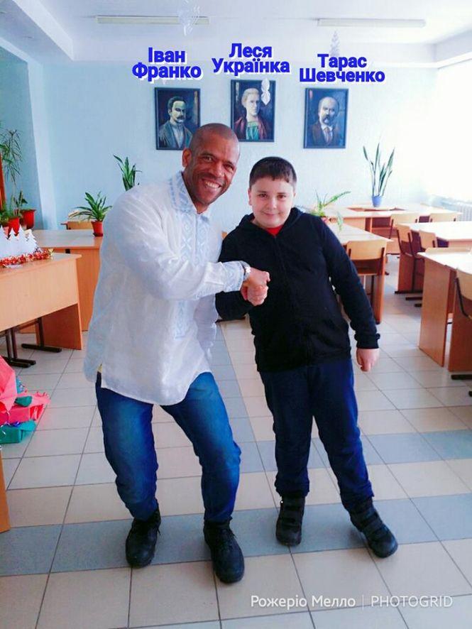 Новини Тернополя - фото з Відео дня: студент із Бразилії Рожеріо Мелло прочитав "Заповіт" Шевченка Відео дня: студент із Бразилії Рожеріо Мелло прочитав "Заповіт" Шевченка, фото №1 на сайті 20minut.ua