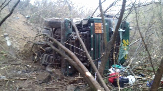 Новини Вінниці - фото з На Немирівщині перекинулась автоцистерна з соляркою.Стався витік пального На Немирівщині перекинулась автоцистерна з соляркою.Стався витік пального, фото №2 на сайті 20minut.ua