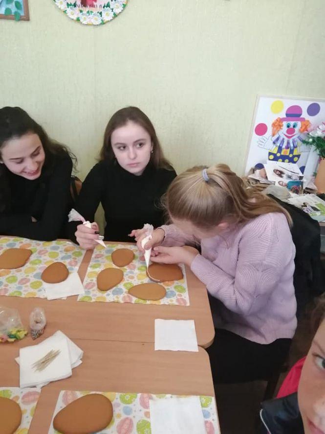Ліцеїсти готували солодощі для дітей з Донеччини, фото №2 на сайті 20minut.ua