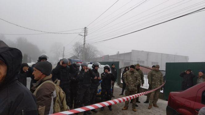 Десятки поліцейських та активісти, що підтримують власників: подробиці конфлікту в АТП на Гайовій, фото №3 на сайті 20minut.ua