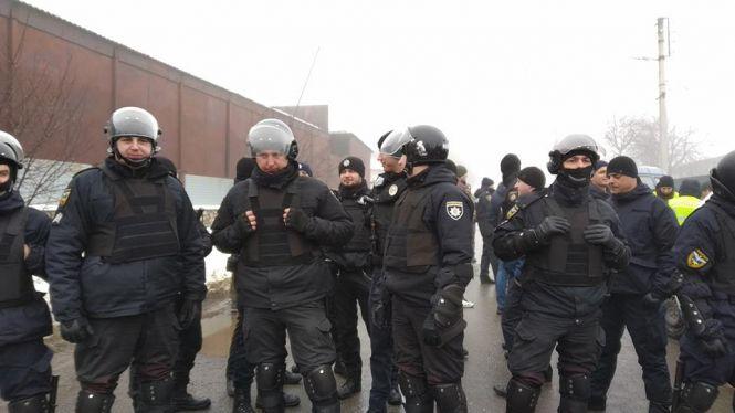 Десятки поліцейських та активісти, що підтримують власників: подробиці конфлікту в АТП на Гайовій, фото №2 на сайті 20minut.ua