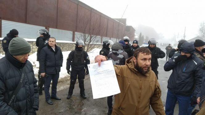 Десятки поліцейських та активісти, що підтримують власників: подробиці конфлікту в АТП на Гайовій, фото №1 на сайті 20minut.ua