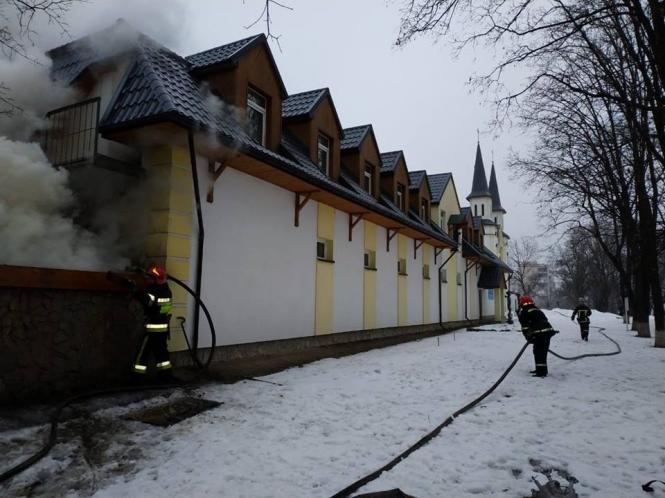 Новини Кам'янця-Подільського - фото з Горіли допоміжні споруди на території Санктуарія Пресвятого серця Ісуса Христа Горіли допоміжні споруди на території Санктуарія Пресвятого серця Ісуса Христа, фото №2 на сайті 20minut.ua