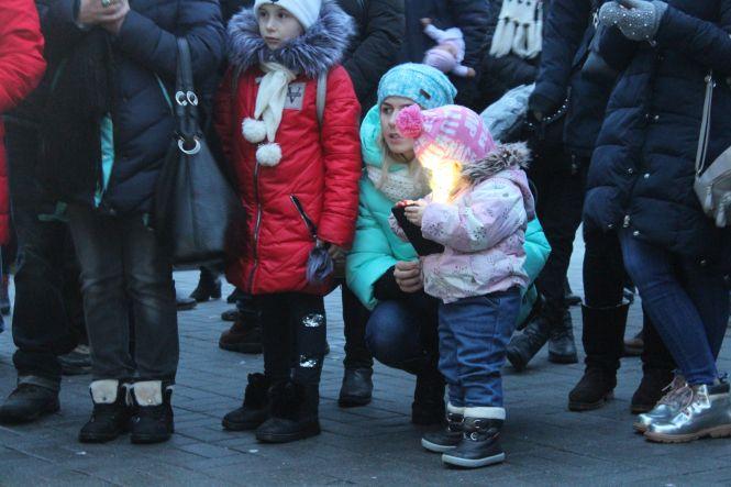 Новини Вінниці - фото з Концерт біля Вежі на честь Кузьми: «Чувак був веселим, йому б це сподобалося» Концерт біля Вежі на честь Кузьми: «Чувак був веселим, йому б це сподобалося», фото №4 на сайті 20minut.ua