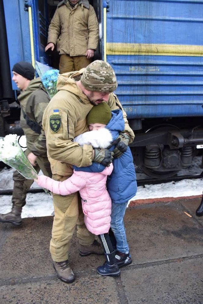 Новини Вінниці - фото з До Гайсина із зони бойових дій повернулися бійці 59-ї мотопіхотної бригади До Гайсина із зони бойових дій повернулися бійці 59-ї мотопіхотної бригади, фото №7 на сайті 20minut.ua