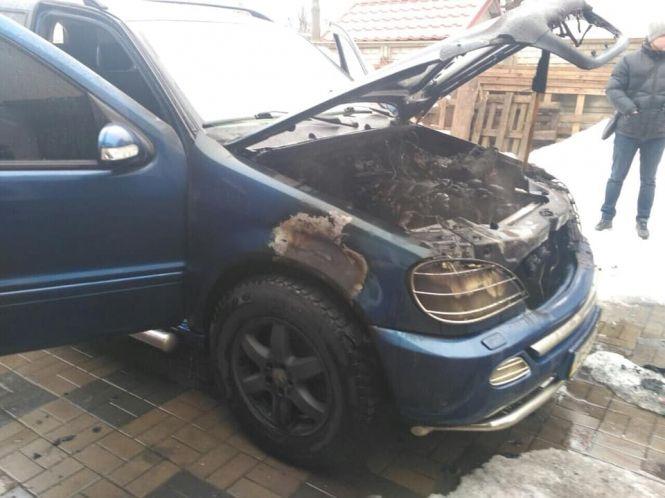 На Київській палав автомобіль. Зайнявся мотор, фото №2 на сайті 20minut.ua