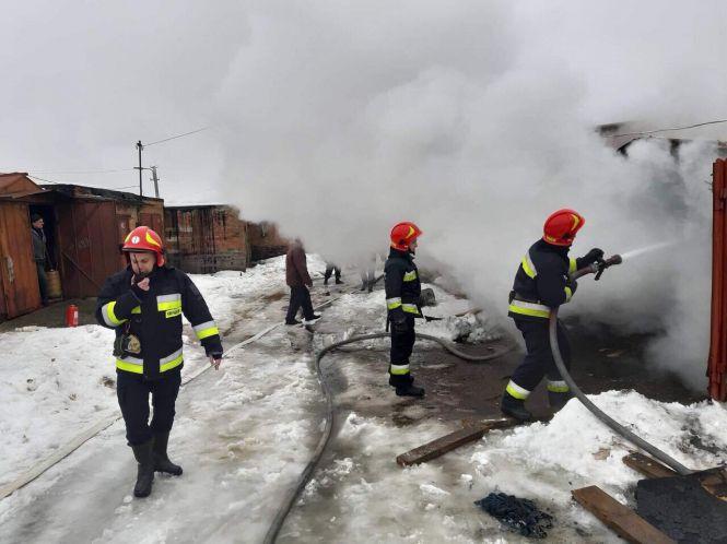 Вибух у Зарванцях. 10 бійців ДСНС приборкували пожежу в гаражі, фото №1 на сайті 20minut.ua