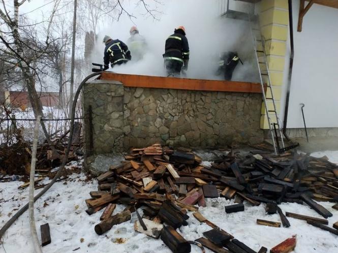 Новини Кам'янця-Подільського - фото з Горіли допоміжні споруди на території Санктуарія Пресвятого серця Ісуса Христа Горіли допоміжні споруди на території Санктуарія Пресвятого серця Ісуса Христа, фото №4 на сайті 20minut.ua