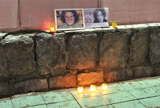 Новини Вінниці - фото з Концерт біля Вежі на честь Кузьми: «Чувак був веселим, йому б це сподобалося» Концерт біля Вежі на честь Кузьми: «Чувак був веселим, йому б це сподобалося», фото №5 на сайті 20minut.ua