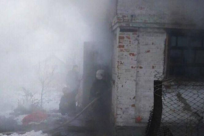 Новини Вінниці - фото з Дві пожежні машини гасили будинок на Вінницьких Хуторах (ФОТО з місця) Дві пожежні машини гасили будинок на Вінницьких Хуторах (ФОТО з місця), фото №1 на сайті 20minut.ua