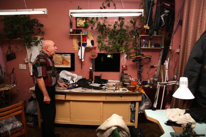 Новини Вінниці - фото з Що приховує театр Садовського? Екскурсія за лаштунками Володимир Іванович шиє одяг для акторів театру.