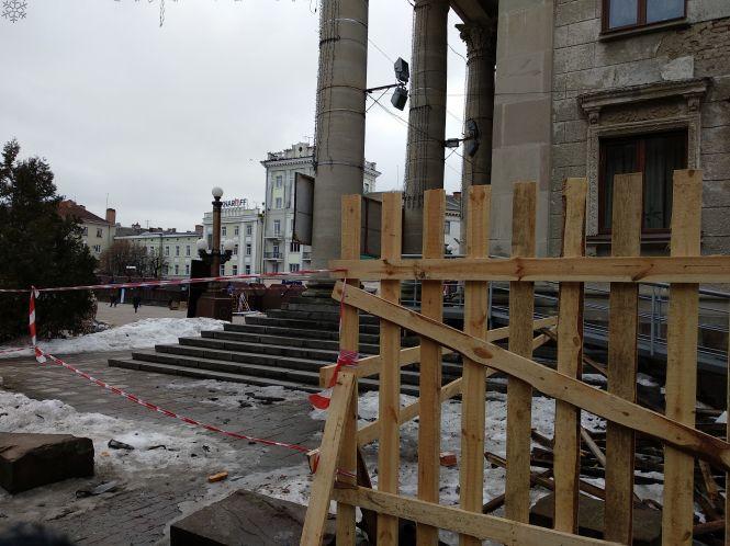 Новини Тернополя - фото з Драмтеатр буде обгороджений до літа. Триває ремонт даху Драмтеатр буде обгороджений до літа. Триває ремонт даху, фото №2 на сайті 20minut.ua