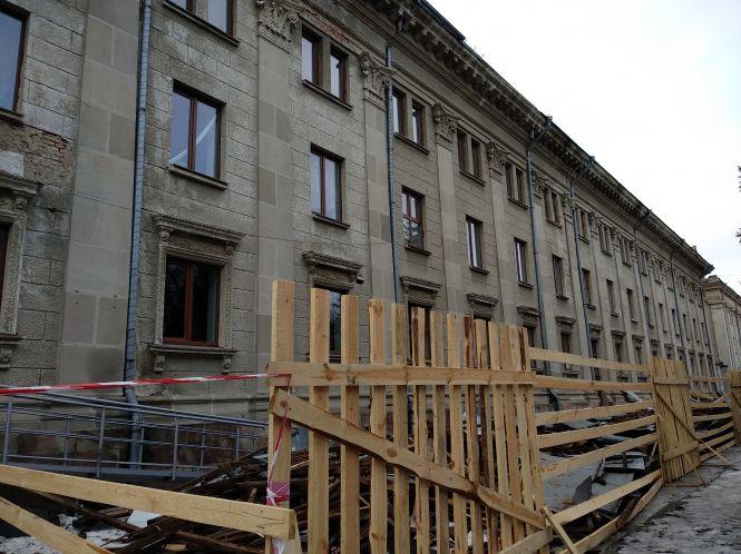 Новини Тернополя - фото з Драмтеатр буде обгороджений до літа. Триває ремонт даху Драмтеатр буде обгороджений до літа. Триває ремонт даху, фото №1 на сайті 20minut.ua