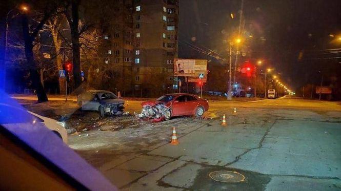 Новини Хмельницького - фото з Нічна ДТП у Хмельницькому: два розтрощені вщент авто та один постраждалий Нічна ДТП у Хмельницькому: два розтрощені вщент авто та один постраждалий, фото №1 на сайті vsim.ua