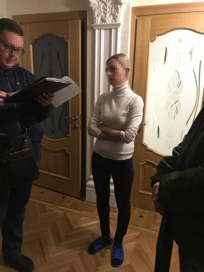 Обличчя у асфальт та руки в кайданки: СБУ затримало хабарницю з ДМС, фото №2 на сайті 20minut.ua