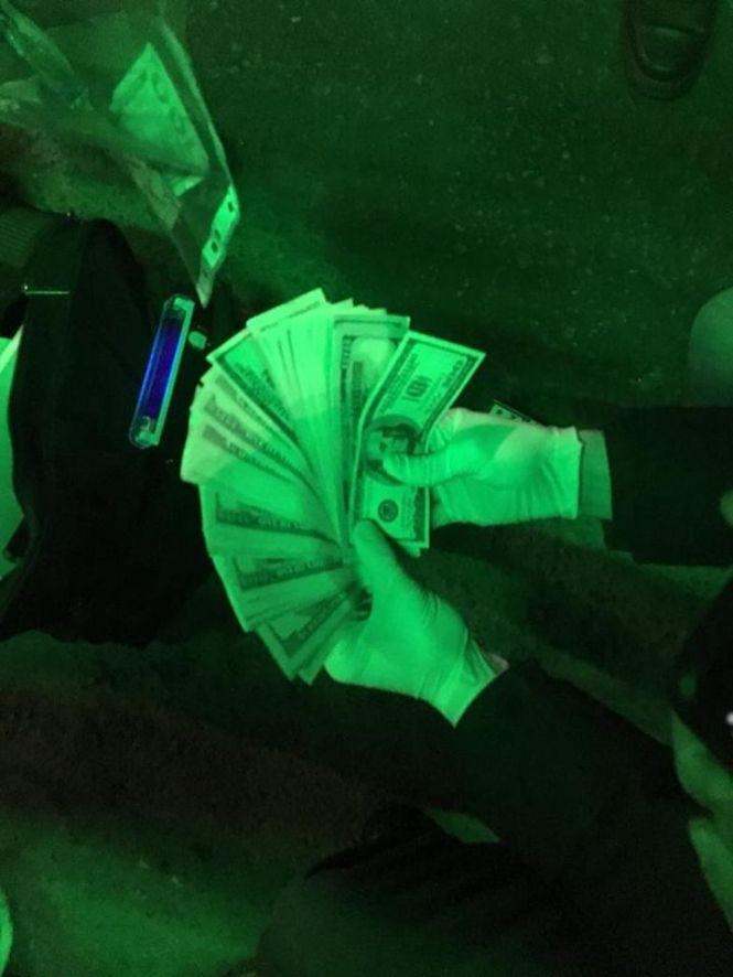 Обличчя у асфальт та руки в кайданки: СБУ затримало хабарницю з ДМС, фото №3 на сайті 20minut.ua